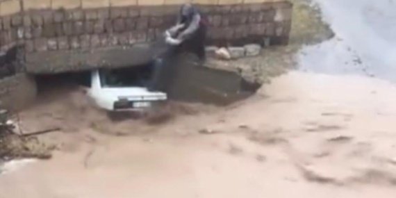 Ürgüp'te sağanak sonrası sel baskını: Otomobil köprüye takıldı 9 Ürgüp'te sağanak sonrası sel baskını: Otomobil köprüye takıldı