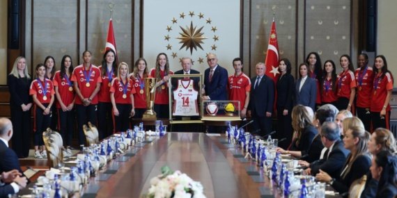 Cumhurbaşkanı Erdoğan, Avrupa Şampiyonu Filenin Sultanları'nı Onurlandırdı