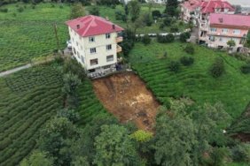 Rize'de heyelan: Binanın altındaki toprak koptu 1 Rize'de heyelan: Binanın altındaki toprak koptu