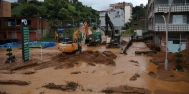 Rize'de etkili olan sağanak hayatı olumsuz etkiledi 12 Rize'de etkili olan sağanak hayatı olumsuz etkiledi