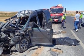 Şanlıurfa'da kamyonla hafif ticari araç çarpıştı: 4 ölü