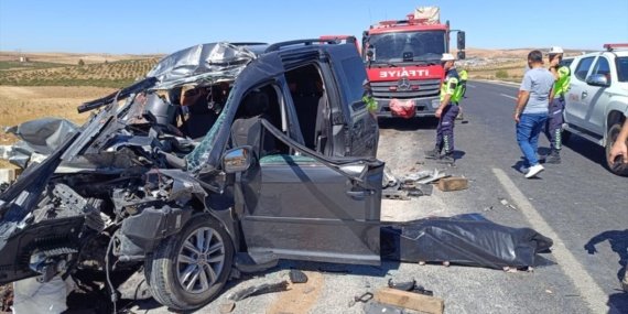 Şanlıurfa'da kamyonla hafif ticari araç çarpıştı: 4 ölü