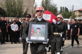 Iğdır'daki kazada şehit düşen asker, Hakkari'de son yolculuğuna uğurlandı 1 Iğdır'daki kazada şehit düşen asker, Hakkari'de son yolculuğuna uğurlandı