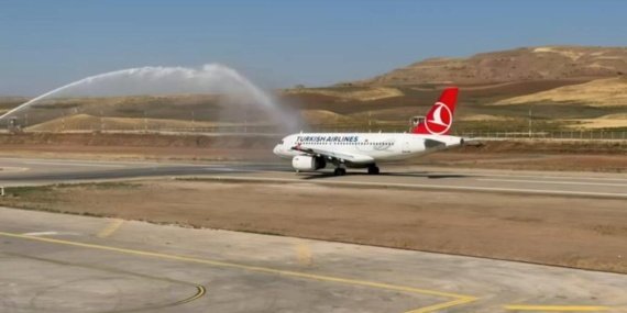 Yenilenen Siirt Havalimanı'na ilk yolcu uçağı indi