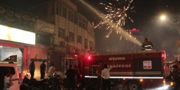 Cizre'de kutlama havai fişekleri yangına yol açtı, itfaiye eri yaralandı 12 Cizre'de kutlama havai fişekleri yangına yol açtı, itfaiye eri yaralandı