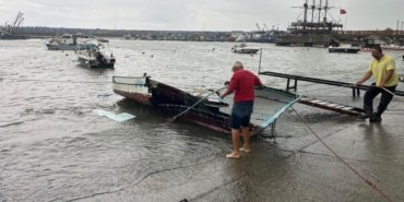 Akçakoca'da şiddetli fırtına 7 balıkçı teknesini battırdı 13 Akçakoca'da şiddetli fırtına 7 balıkçı teknesini battırdı