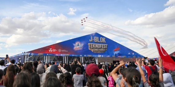 TEKNOFEST Güneydoğu'da Türk Yıldızları'ndan Gökyüzüne Dolu Dolu Performans 8 TEKNOFEST Güneydoğu'da Türk Yıldızları'ndan Gökyüzüne Dolu Dolu Performans