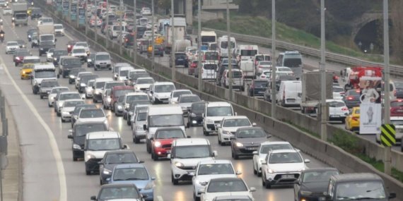 Trafikteki araç sayısı 165 bin 582 arttı 11 Trafikteki araç sayısı 165 bin 582 arttı