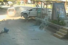 Alanya'da kontrolsüz araç yayaya ve durağa dalarak kaza yaptı