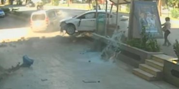 Alanya'da kontrolsüz araç yayaya ve durağa dalarak kaza yaptı 15 Alanya'da kontrolsüz araç yayaya ve durağa dalarak kaza yaptı