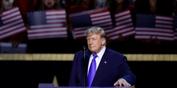 Trump'ın Cumhuriyetçi zaferi halinde 5 bin dolarlık ödeme sözü kamuoyunda bölünmeye yol açtı 10 Trump'ın Cumhuriyetçi zaferi halinde 5 bin dolarlık ödeme sözü kamuoyunda bölünmeye yol açtı