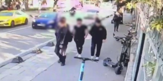 Üsküdar'da trafik kazası: Otomobil kaldırımdaki 4 öğrenciye daldı