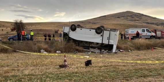Şuhut'ta belediye personeli taşıyan araç şarampole devrildi: 1 can kaybı, 27 yaralı