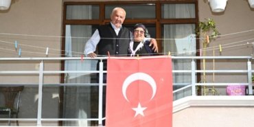 Belediyeden bayrak istediler, bir gecede bütün cadde bayraklarla donatıldı 14 Belediyeden bayrak istediler, bir gecede bütün cadde bayraklarla donatıldı