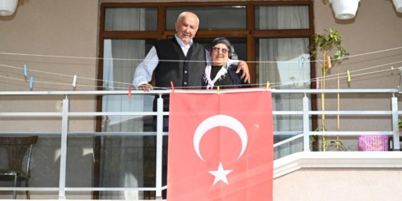 Belediyeden bayrak istediler, bir gecede bütün cadde bayraklarla donatıldı 9 Belediyeden bayrak istediler, bir gecede bütün cadde bayraklarla donatıldı