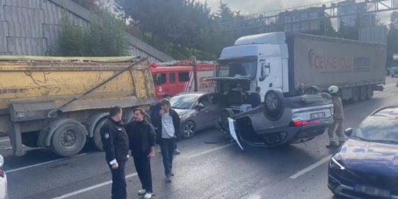 Bağcılar'da 5 Araçlı Zincirleme Kaza: Yaralılar Bulunuyor 8 Bağcılar'da 5 Araçlı Zincirleme Kaza: Yaralılar Bulunuyor
