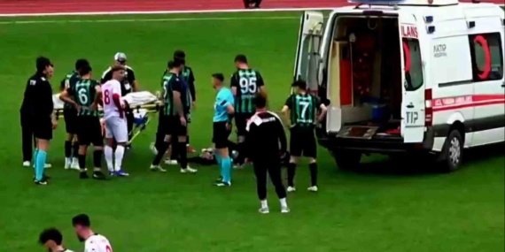 Hakem düdüğüyle sarsan an: Futbolcuya sahada kalp krizi şoku