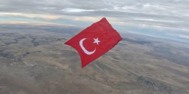 Hava sahasında dev Türk bayrağıyla yeni bir ilk