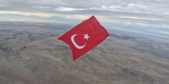 Hava sahasında dev Türk bayrağıyla yeni bir ilk
