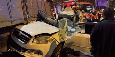 Beyoğlu'nda zincirleme trafik kazası: 3 kişi yaralandı 12 Beyoğlu'nda zincirleme trafik kazası: 3 kişi yaralandı