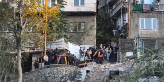Zonguldak'ta bina çöktü: Enkazda kalan 2 kişiden 1’i kurtarıldı 11 Zonguldak'ta bina çöktü: Enkazda kalan 2 kişiden 1’i kurtarıldı