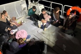 İzmir'de denizden kurtarılan 13 kaçak göçmen teslim edildi