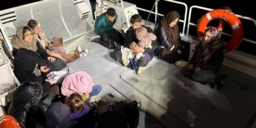 İzmir'de denizden kurtarılan 13 kaçak göçmen teslim edildi 13 İzmir'de denizden kurtarılan 13 kaçak göçmen teslim edildi
