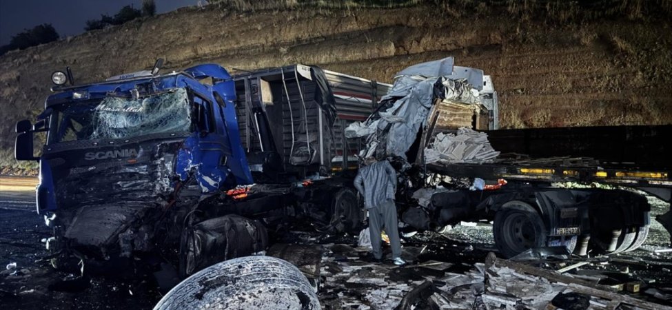 Elazığ'da Çarpışan İki Tırın Yarattığı Zincirleme Kazada Can Kaybı