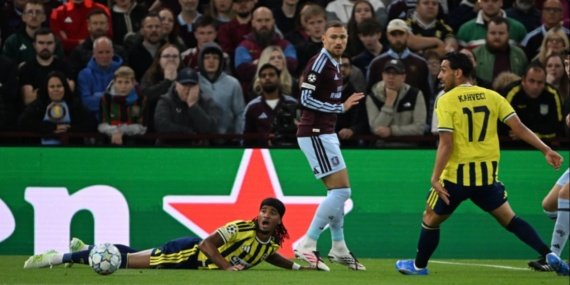 Sarı-lacivertliler, Villa Park'ta Aston Villa karşısında 6-0'lık ağır bir yenilgi aldı 9 Sarı-lacivertliler, Villa Park'ta Aston Villa karşısında 6-0'lık ağır bir yenilgi aldı