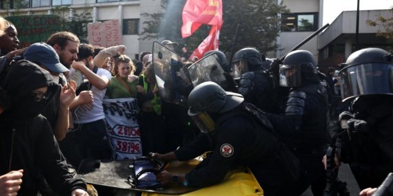 Fransa hükümeti liseli protestoları için acil toplantı kararı aldı