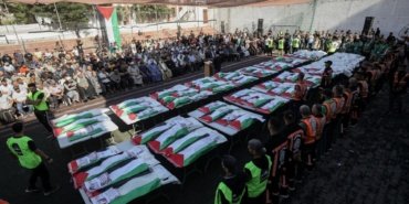 Gazze'de 3 yıl sonra enkazdan kurtarılan 75 Filistinli son yolculuğuna uğurlandı 15 Gazze'de 3 yıl sonra enkazdan kurtarılan 75 Filistinli son yolculuğuna uğurlandı