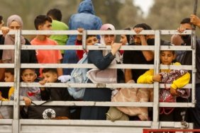 Gazze'de Soykırımın Gölgesinde Binlerce Aile Çadırda Hayatta Kalmaya Çalışıyor 5 Gazze'de Soykırımın Gölgesinde Binlerce Aile Çadırda Hayatta Kalmaya Çalışıyor