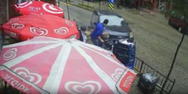 Giresun'da otomobil kaldırımdaki yayalara çarptı: 3 yaralı 12 Giresun'da otomobil kaldırımdaki yayalara çarptı: 3 yaralı