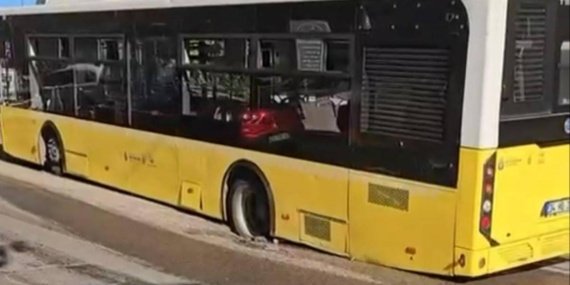 Maltepe'de Yıkılan Yol Zeminine Otobüs Saplandı
