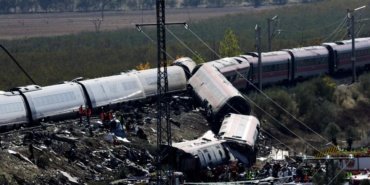 İspanya'da iki hızlı trenin çarpışması sonucu en az 68 kişi hayatını kaybetti 12 İspanya'da iki hızlı trenin çarpışması sonucu en az 68 kişi hayatını kaybetti