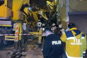 Beyoğlu'nda terk edilmiş 5 katlı yapı yerle bir oldu