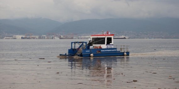 İzmit Körfezi'ndeki yoğun yağmur sonrası 10 kamyon dolusu atık denizden tahliye edildi