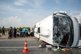 Aksu'da trafik kazası: Midibüs devrildi, 17 kişi yaralandı 1 Aksu'da trafik kazası: Midibüs devrildi, 17 kişi yaralandı