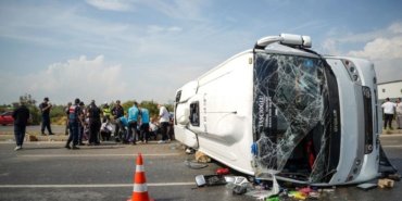 Aksu'da trafik kazası: Midibüs devrildi, 17 kişi yaralandı 16 Aksu'da trafik kazası: Midibüs devrildi, 17 kişi yaralandı
