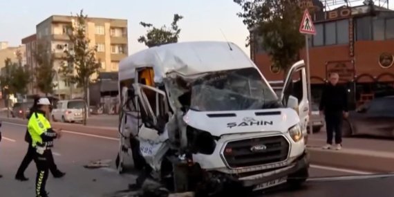 Arnavutköy'de servis aracı kaza yaptı: 9 kişi yaralandı 10 Arnavutköy'de servis aracı kaza yaptı: 9 kişi yaralandı