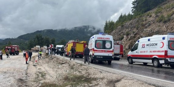 Burdur'da Feci Otobüs Faciası: 1 Can Kaybı, 9 Yaralı 9 Burdur'da Feci Otobüs Faciası: 1 Can Kaybı, 9 Yaralı