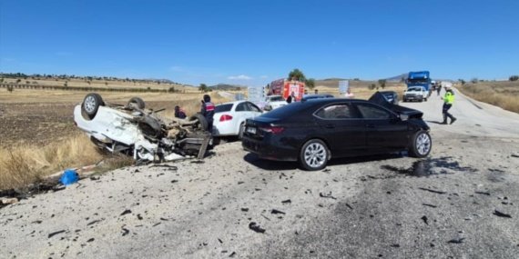 Burdur'un Yeşilova ilçesinde 3 aracın karıştığı feci kazada 1 kişi can verdi