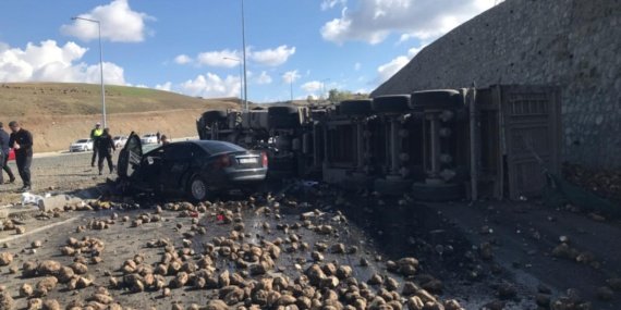 Ağrı Hamur'da Tır-Araç Çarpışması: 4 Can Kaybı 8 Ağrı Hamur'da Tır-Araç Çarpışması: 4 Can Kaybı