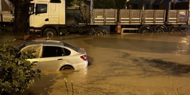 Kocaeli'de şiddetli yağış: Yollar sular altında kaldı 16 Kocaeli'de şiddetli yağış: Yollar sular altında kaldı