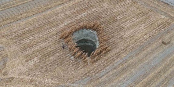 Konya'da mısır tarlasında 10 metre çapında yeni obruk oluştu