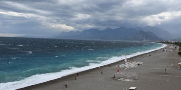 Antalya'da şiddetli rüzgar ve yağış günlük yaşamı olumsuz etkiledi