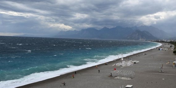Antalya'da şiddetli rüzgar ve yağış günlük yaşamı olumsuz etkiledi