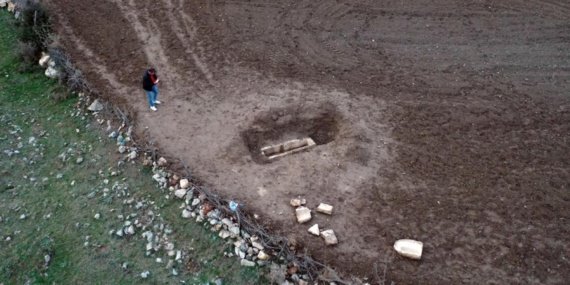 Kastamonu'da tarlasını süren çiftçi lahit buldu