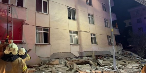 Maltepe'de bina çöktü: 14 yaşındaki çocuk enkazdan sağ çıktı