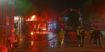 Manisa'da akü fabrikasında yangın